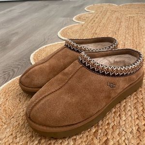 Ugh taxman slipper in chestnut